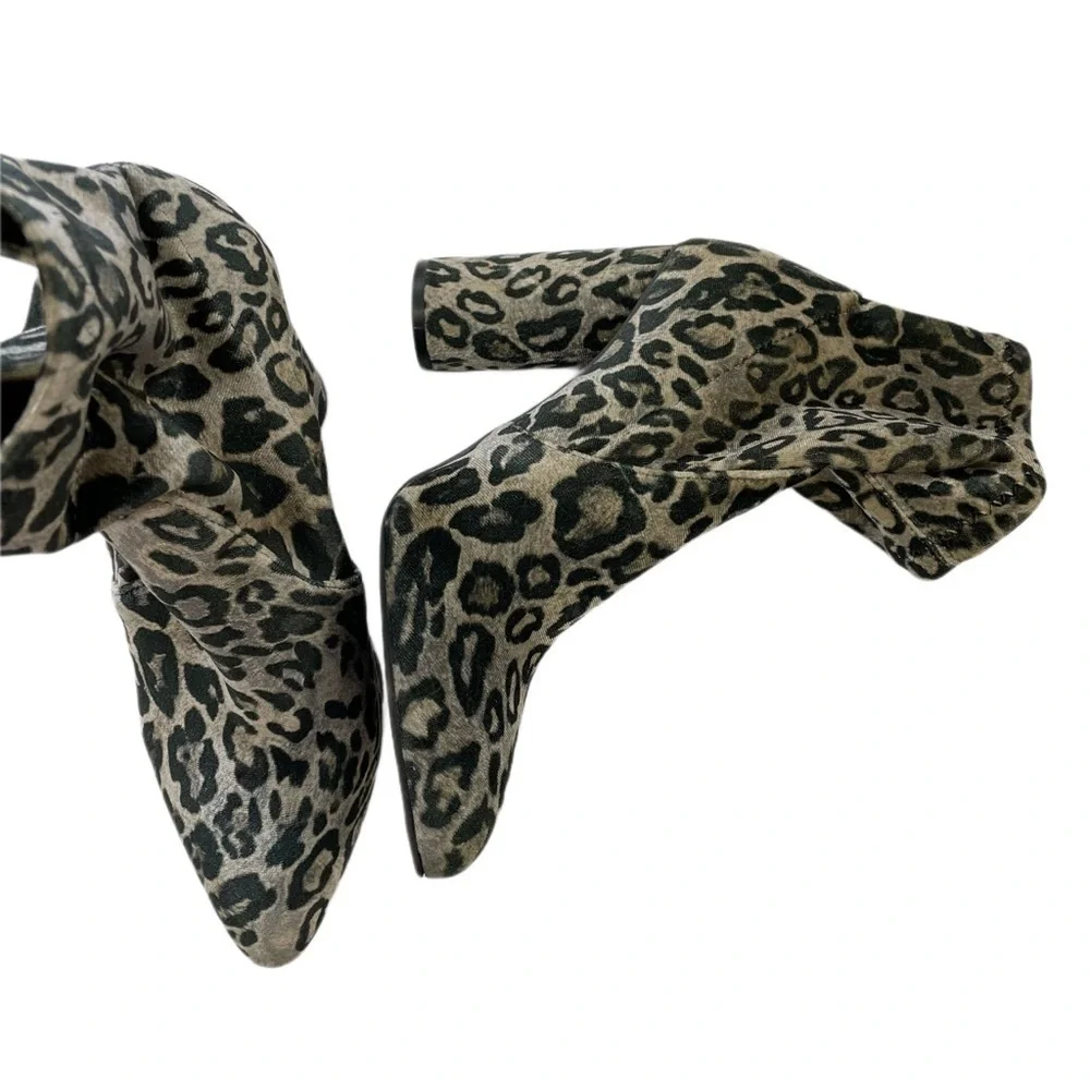 Leopard ankle boot size 6 1/2  Black 4